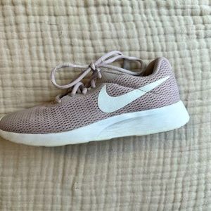 Women’s Nike Tennis Shoe - Mauve Size 6